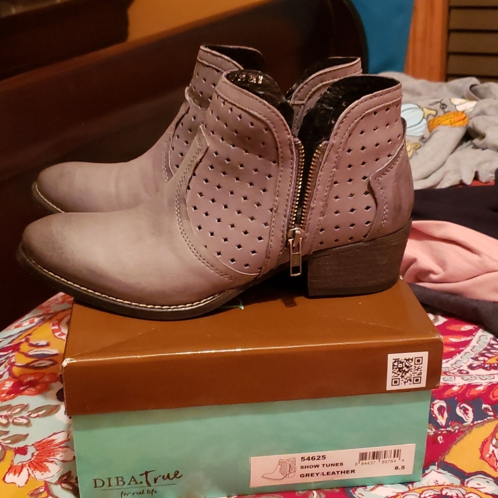 Boots - Picture 3 of 6
